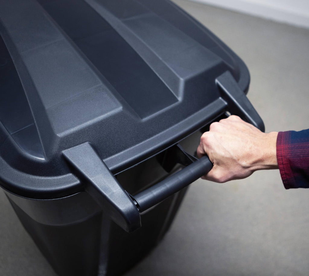 32 Gallon Black Plastic Garbage Can with Attached Lid G3900