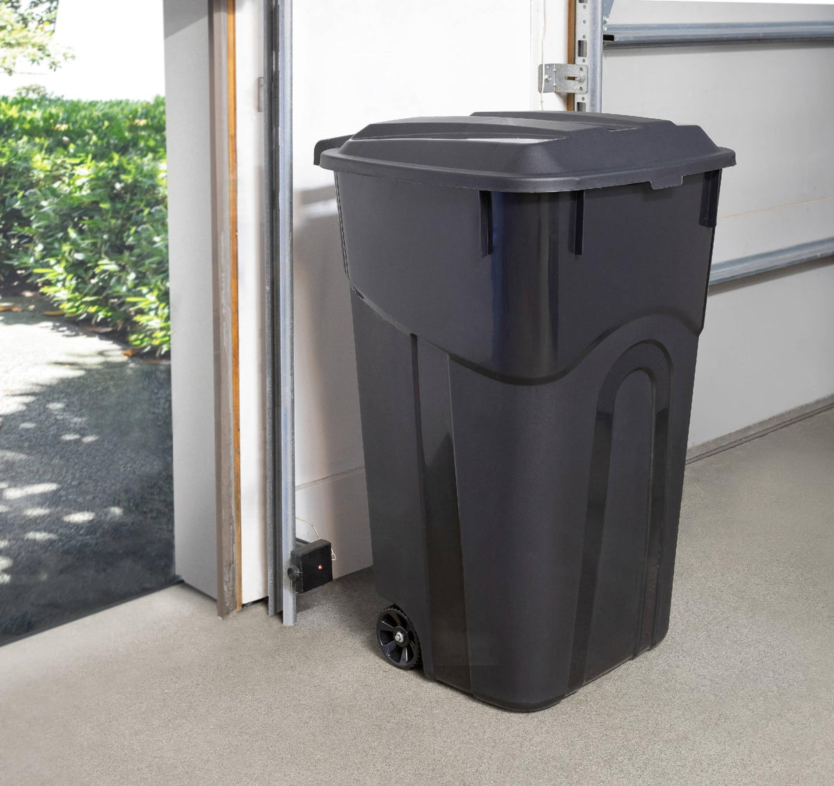 32 Gallon Black Plastic Garbage Can with Attached Lid G3900
